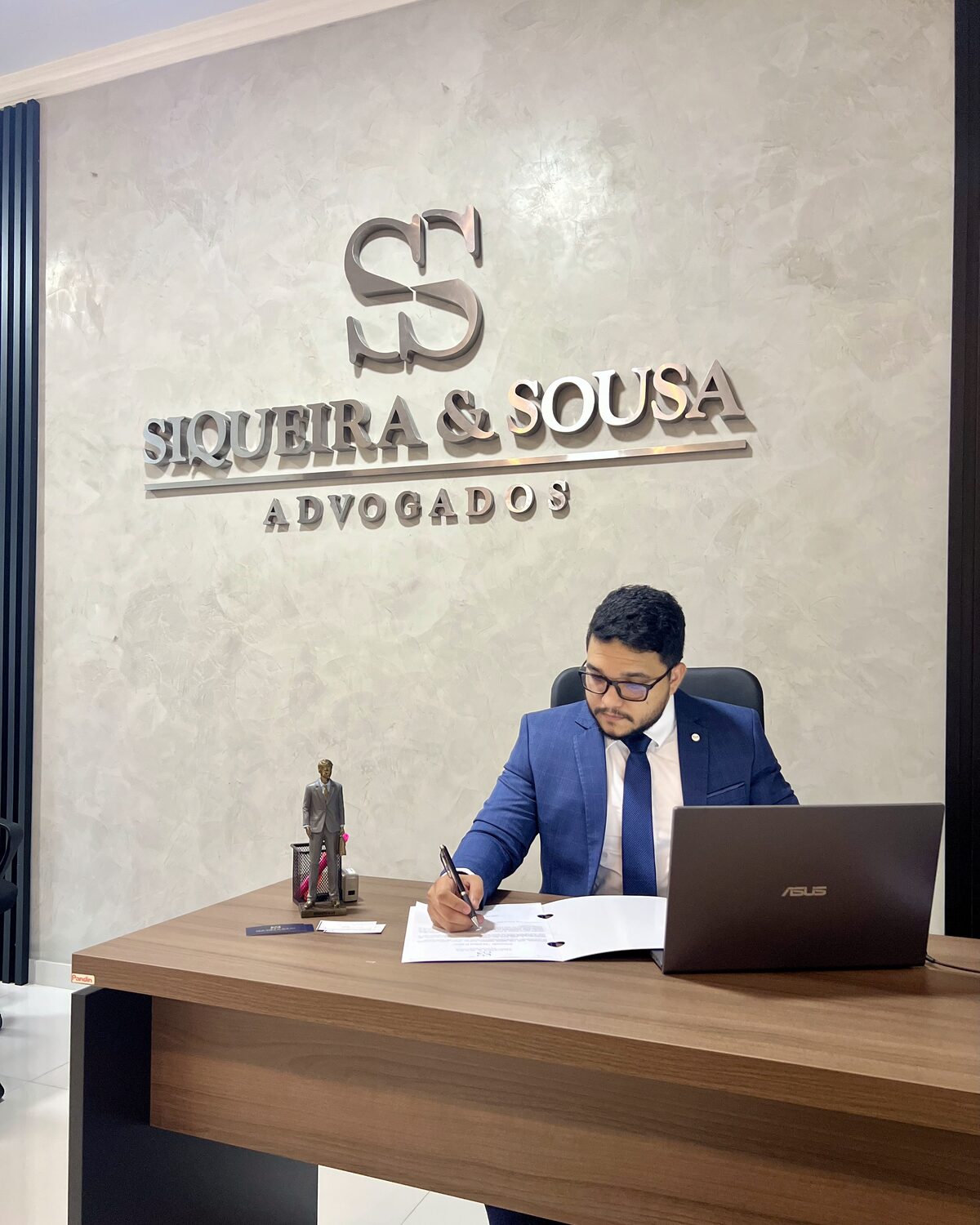 Dr. Danilo Siqueira Sousa no escritório